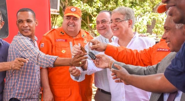 Corpo de Bombeiros de Feira de Santana recebe nova viatura e arena de esportes