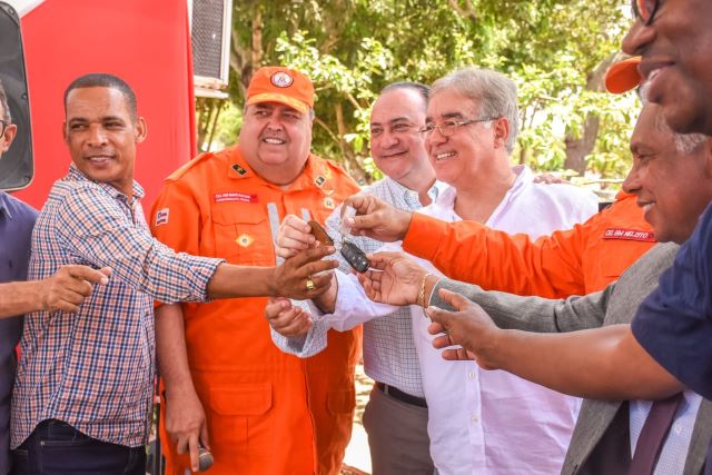 Corpo de Bombeiros de Feira de Santana recebe nova viatura e arena de esportes