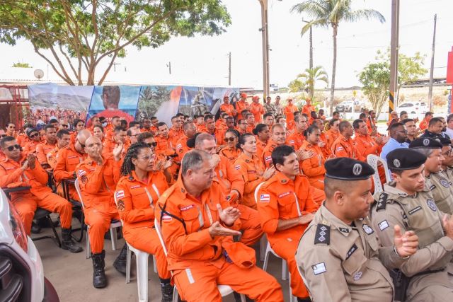 Corpo de Bombeiros de Feira de Santana recebe nova viatura e arena de esportes