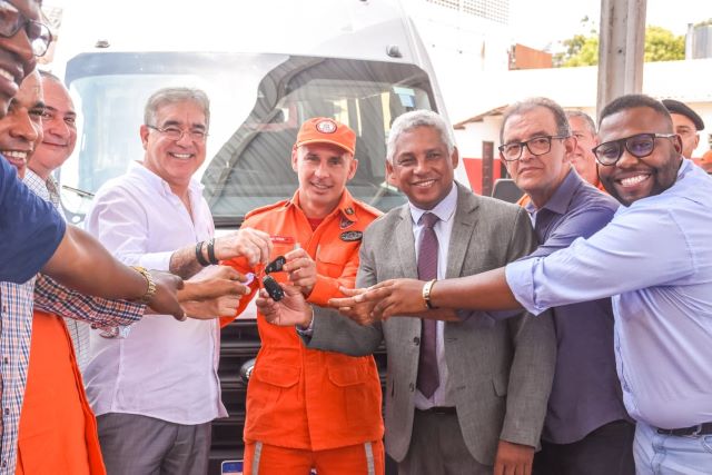 Corpo de Bombeiros de Feira de Santana recebe nova viatura e arena de esportes