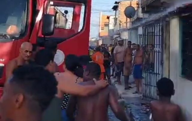 Família desabrigada devido a incêndio causado por parente