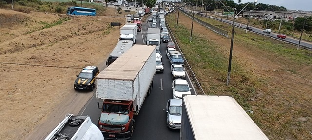 Acidente na BR-324 FT Paulo José Acorda Cidade