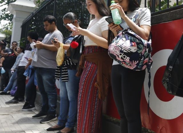 Estudantes aguardam para fazer prova do Enem