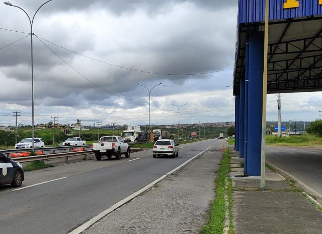 Em fiscalização a mais de 400 veículos, PRF em Feira de Santana apreende armas e emite autos de infração