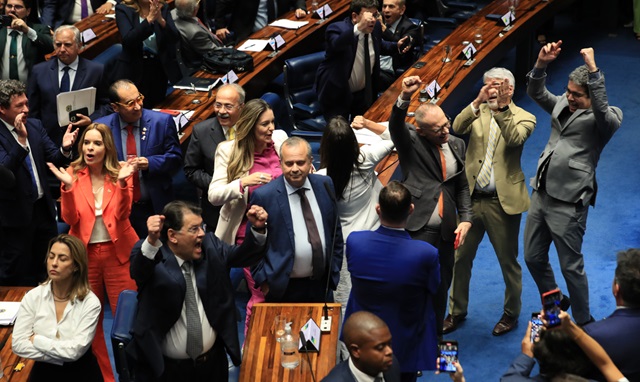 senado aprova reforma tributária