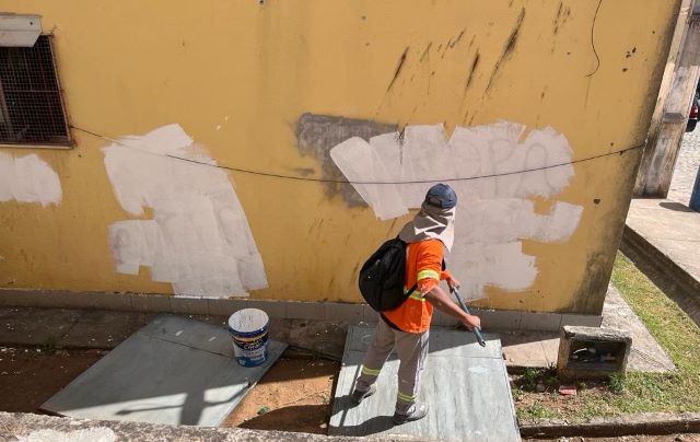 Operação conjunta limpa muros de escolas pichadas com nomes de facção