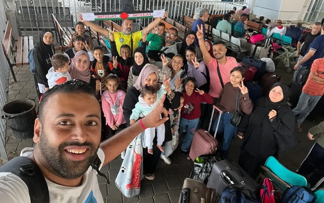 Hassan Rabee e outros brasileiros do grupo em foto registrada pouco antes de deixarem Gaza ft Hassan Rabee