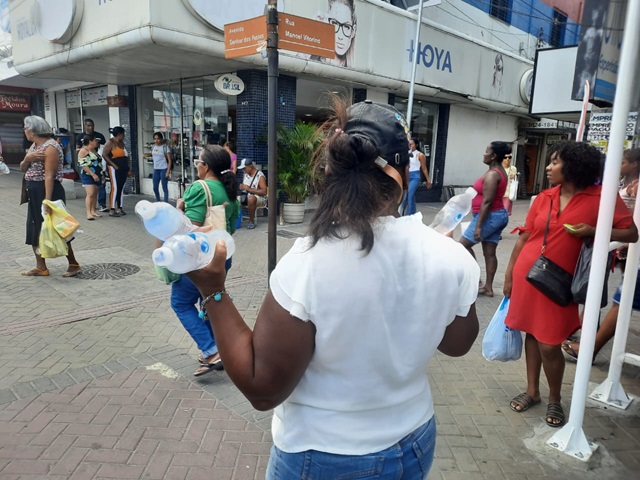 ambulante vendendo água no calor - Foto Ney Silva - Acorda Cidade