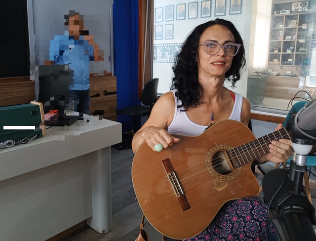 Megui Sousa (acompanhando no violão paula sanffer ft iasmim santos acorda cidade