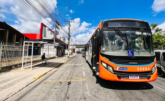 ponto de ônibus na getúlio ft andrews pedra branca4