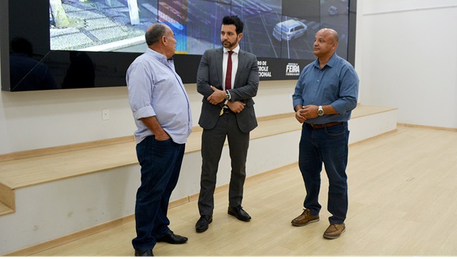 Coordenador da Polícia Civil visita o CCO para tratar sobre instalação de novas câmeras de monitoramento ft Izinaldo barreto4