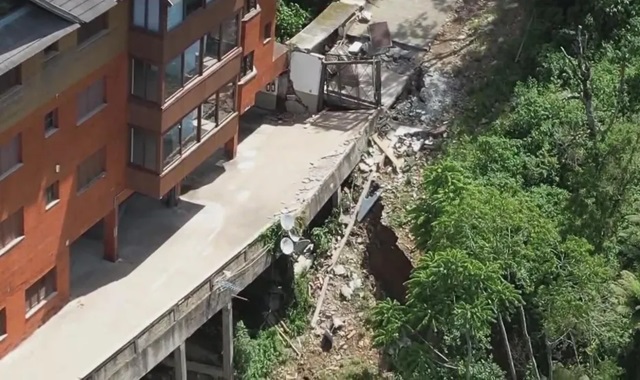 Estado do asfalto em bairro de Gramado com o surgimento de rachaduras3