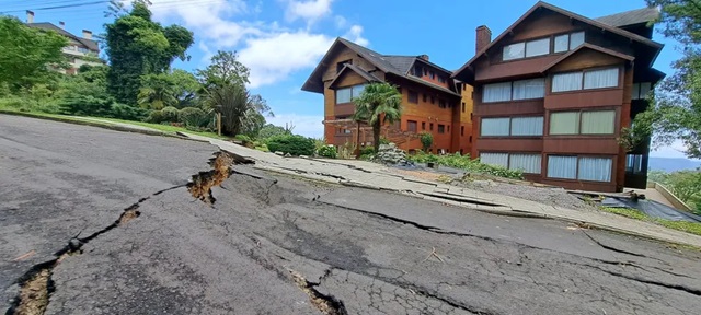 Estado do asfalto em bairro de Gramado com o surgimento de rachaduras3