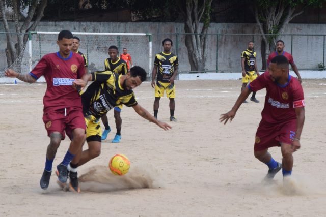 jogando futebol