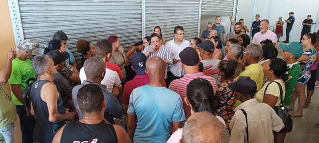 Reunião no Shopping Popular