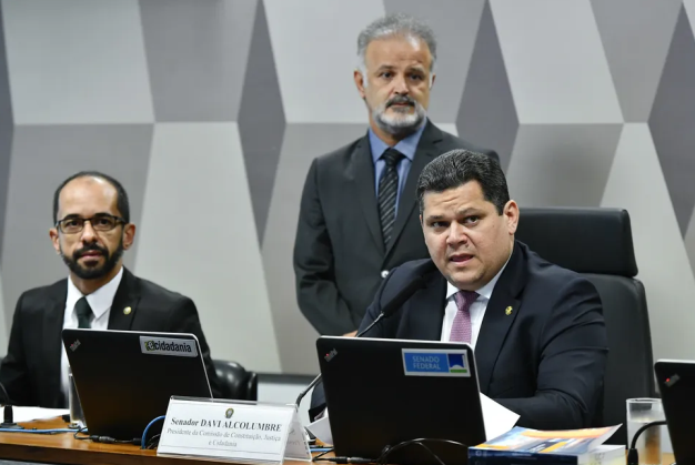 Leonardo Magalhães, indicado para comandar a DPU, e Davi Alcolumbre, presidente da CCJ do Senado — Foto: Geraldo Magela/Agência Senado

