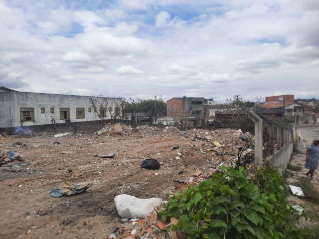 terreno abandonado rua cabuçu