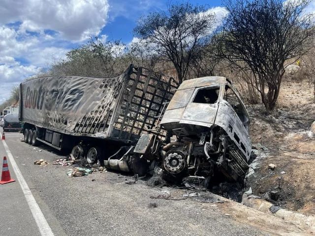 Acidente na BR-116, na Bahia, envolveu carro e caminhão