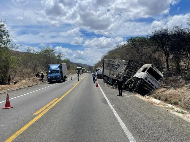 Acidente na BR-116, na Bahia, envolveu carro e caminhão