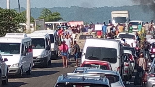 Protesto bloqueia rodovia