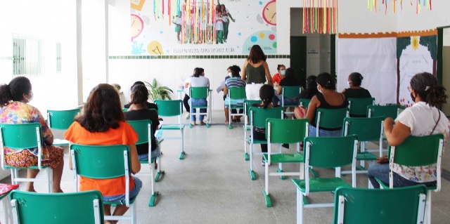 Professor da Rede Municipal de Ensino em sala de aula