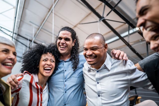 grupo de amigos sorrindo