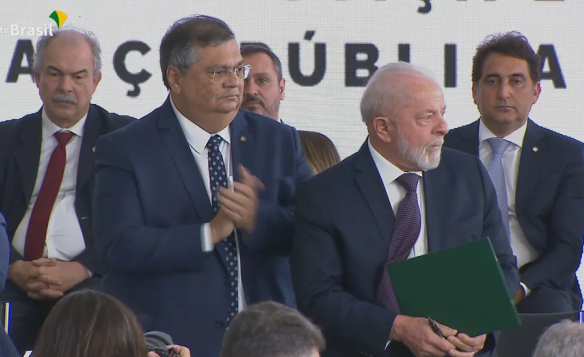 Ministro da Justiça, Flávio Dino, e presidente Lula — Foto: TV Brasil/Reprodução