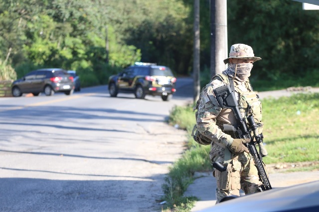 Ficco Bahia e PM localizam traficantes que exibiam armas na Ilha de Vera Cruz