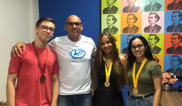 Ana Clara Campos - Letícia Silva - Kevin Mascarenhas -estudantes medalhistas