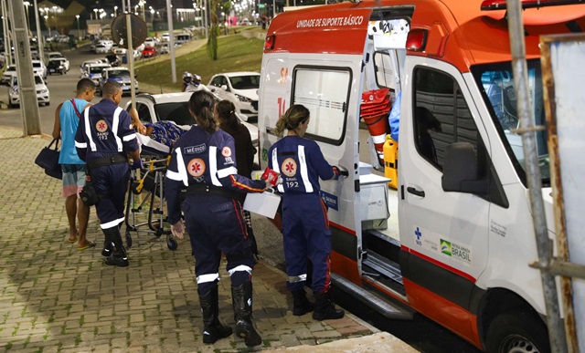 Samu - atendimento - grávida entra em trabalho de parto no virada salvador