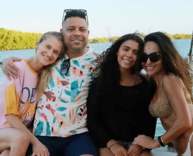 Ronaldo Fenômeno e Sabrina Sato curtem fim de ano no extremo sul da Bahia