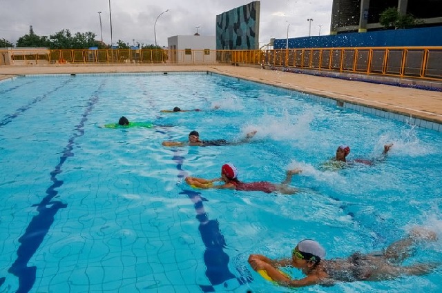 crianças em piscina