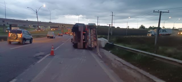 Rodotrem carregado com algodão tomba na BR-324