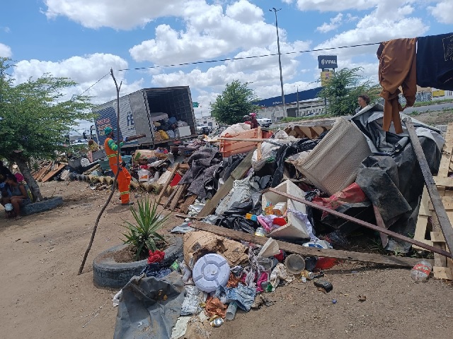 Limpeza de área em frente ao CSU