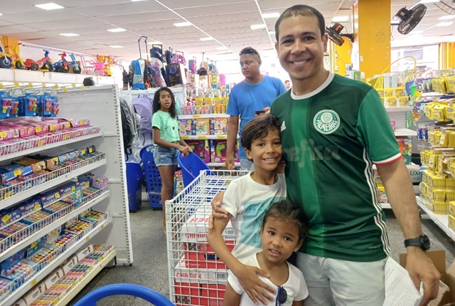 Compra de material escolar pai e filhos - Almiro Gomes Júnior ft ney silva acorda cidade