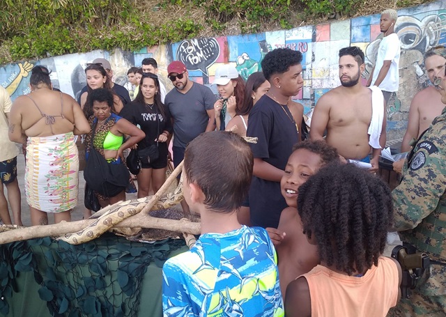 Ação socioambiental da PM em morro de são paulo