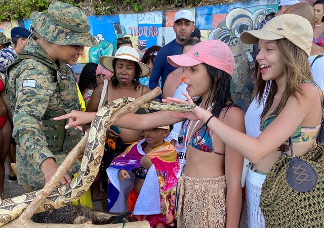 Ação socioambiental da PM em morro de são paulo