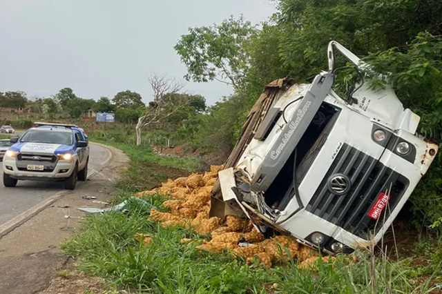 acidente em caetité - caminhão com batatas tomba