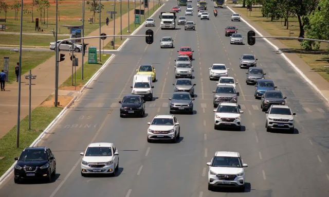 carros na estrada