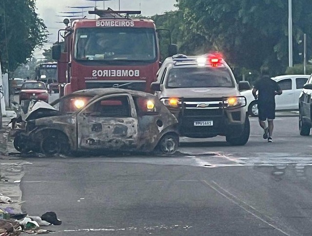 Homem bate carro em poste