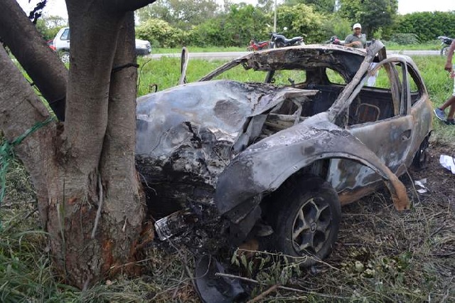 Carro é carbonizado