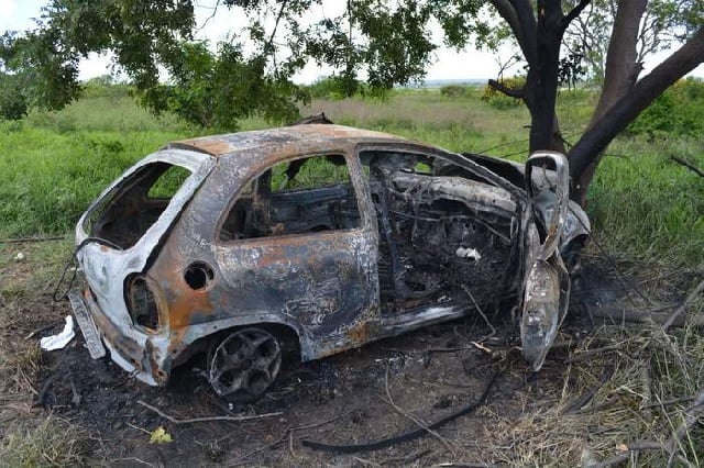 Carro é carbonizado