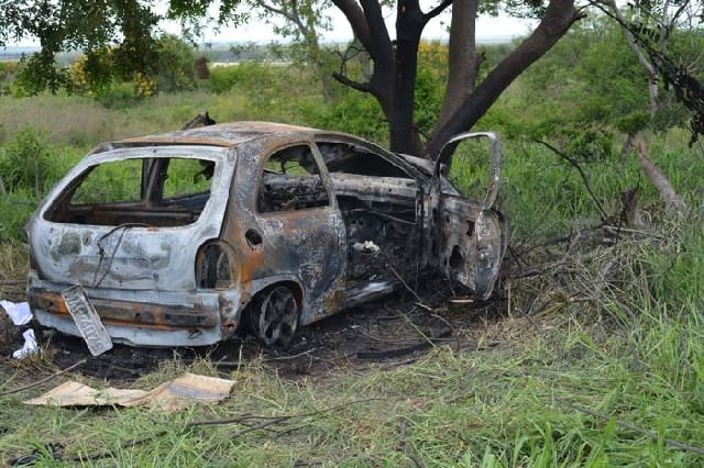 Carro é carbonizado