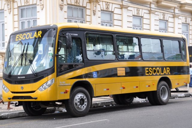 ônibus escolar