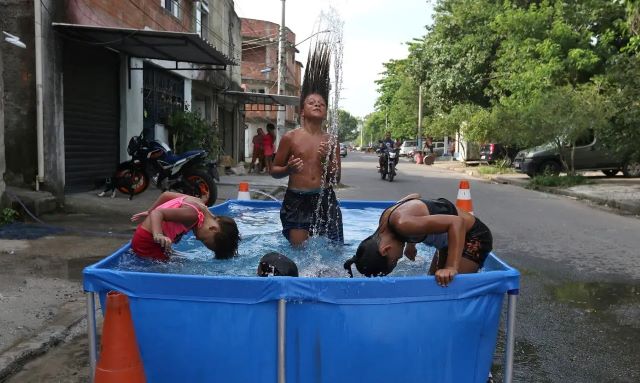 crianças na piscina