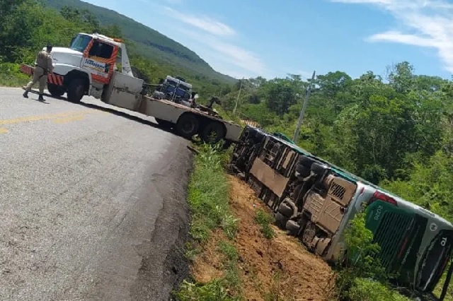 Guinho retira ônibus capotado