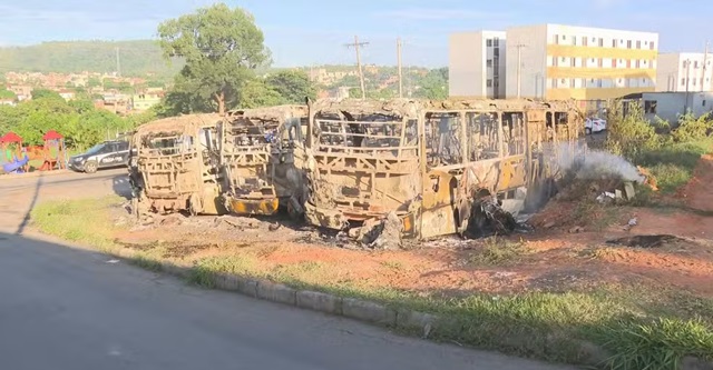 Cinco ônibus escolares são incendiados em Minas Gerais - reprodução tv globo