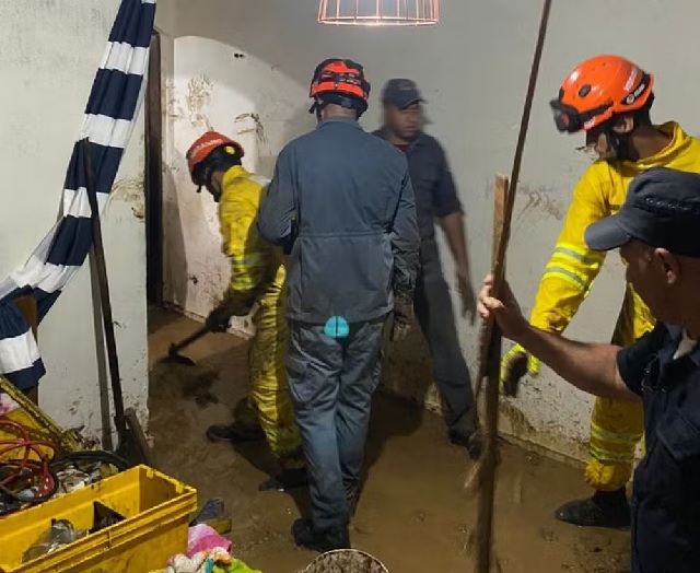 Bombeiros em deslizamentos em SP