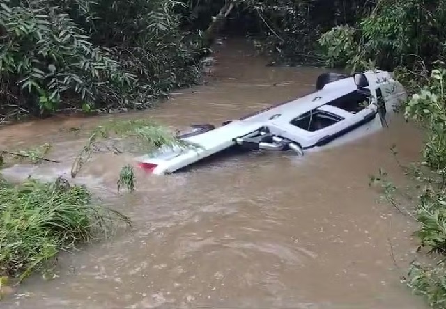 Menino morre após levado pela chuva