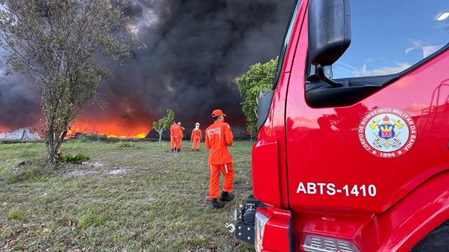 Incêndio atinge depósito